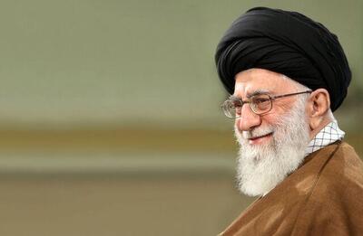 عکسی از  رهبر انقلاب در حال قایق سواری