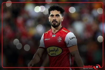 امید عالیشاه در مقابل ساختمان باشگاه پرسپولیس در محاصره هواداران