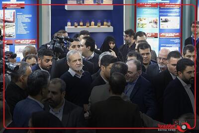 بازدید رئیس‌جمهور از نمایشگاه تجهیزات پزشکی و گپ‌وگفت با تولیدکنندگان