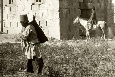 تصاویری از «بساط چای کنار کعبۀ زرتشت» تا «شن‌بازی شاهزاده قجری در ساحل دریای خزر»