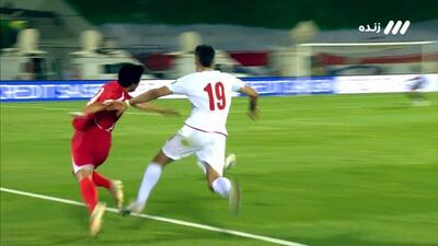 عارف آقاسی در کورس مقابل مهاجم کره شمالی جا ماند و کارت زرد گرفت!