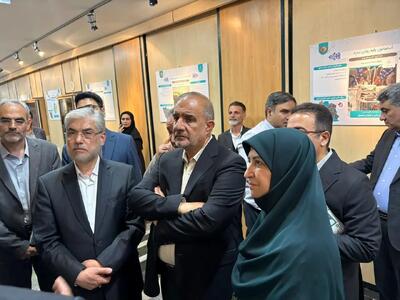 بازدید معاون رئیس جمهور و وزیر علوم از نمایشگاه  دستاوردها و فناوری‌های سبز پارک‌های علم و فناوری در حوزه محیط زیست