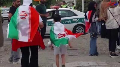 حضور هواداران زن مقابل ورودی ورزشگاه آزادی در آستانه بازی با کره شمالی