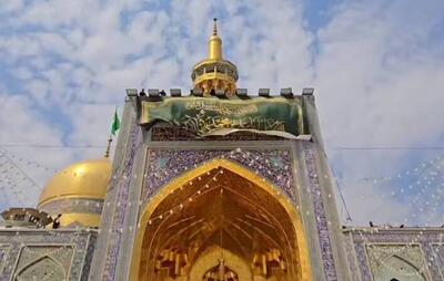 فیلم/ نصب کتیبه‌های ولادت امام هادی(ع) در حرم رضوی