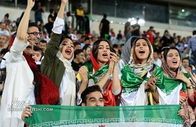 بانوان هوادار تیم ملی با لباس‌های رنگارنگ به آزادی رفتند +فیلم - پارس فوتبال