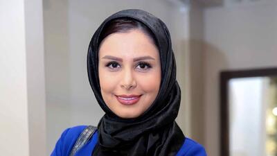 نگاهی به دکوراسیون شیک خانه نجمه جودکی با گلدان شیشه ای خاص روی میزش + عکس