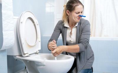 با این ترفند از شر بوی بد سرویس بهداشتی خلاص شوید + فیلم - سبک ایده آل