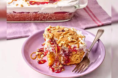 طرز تهیه کیک حفره‌ای کره بادام زمینی و مارمالاد