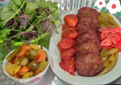 از شما/تایم ناهار،کتلت گوشت چرخ کرده وترشی خونگی😋نوش نگاهتان 🍒🍒