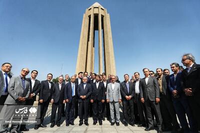 حضور مقامات خارجی در آرامگاه بوعلی سینا
