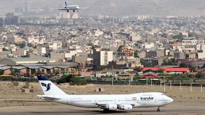 برخورد یک پرنده با هواپیمای بوئینگ ۷۳۷ در ایران | باقیمانده ضربه روی شیشه هواپیما