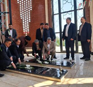 وزیر بهداشت به مقام شامخ شهدای ایلام ادای احترام کرد