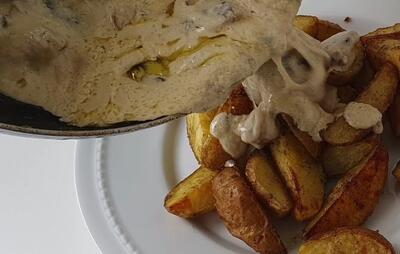 طرز تهیه سیب زمینی تنوری عالی با سس قارچ در کمتر از ۱۵ دقیقه!
