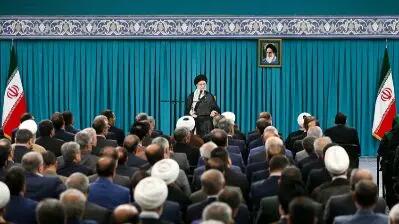 عکس‌هایی از دیدار نمایندگان مجلس با رهبر انقلاب؛ چهره‌های برجسته صف اول چه کسانی بودند؟