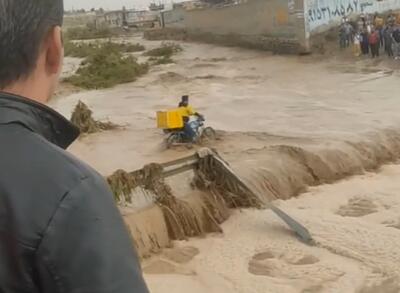 ببینید /  سقوط یک موتور سوار درون سیل دیروز مشهد
