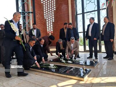 وزیر بهداشت به مقام شامخ شهدای ایلام ادای احترام کرد