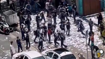 پاره کردن کتاب‌های درسی؛ جشن آزادی یا فریاد اعتراض نسل آلفا؟