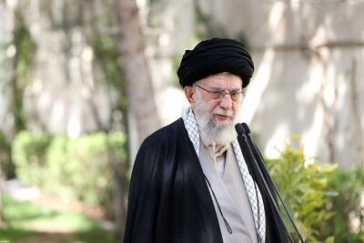 عکسی از ۲۴ سالگیِ رهبر انقلاب در حال قایق سواری
