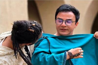 آواز شاد؛ عمو پورنگ با لباس عجیبش فاز هندی گرفت یجور میرقصه شاهرخ خان دهنش وا موند
