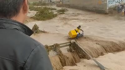 لحظه سقوط پیک موتوریِ مشهدی در سیل