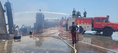 تصاویری از میزان خسارت در حادثه آتش سوزی کشتی حامل متانول در بندر دیر بوشهر