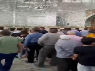 نصب تصویر شهید رئیسی در حرم مطهر رضوی