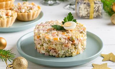 طرز تهیه سالاد روسی با سس موسیر