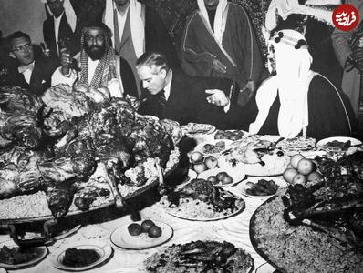 عکس/ دومین پادشاه عربستان و مهمانان اش ۷۰ سال پیش در حال خوردن ۴ آهو و ۳ گوسفند | اقتصاد24
