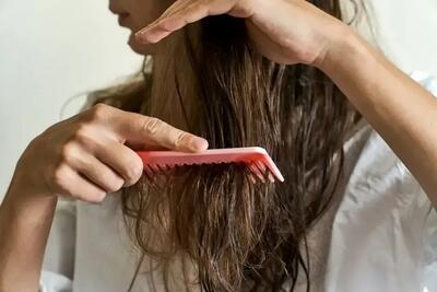 تکنیک صحیح شانه زدن موهای خیس برای جلوگیری از آسیب‌دیدگی مو