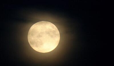 تصویر زیبا و دیدنی از ماه کامل امشب