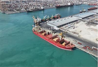 شناور حامل ۵۶ هزار تن گندم در بندر شهید رجایی پهلو گرفت