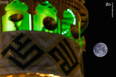 عکس/ ماه کامل بر فراز گنبد مولا علی(ع)