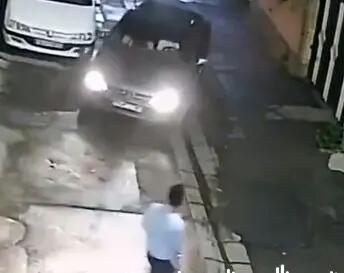 لحظه حمله هولناک به یک وکیل کرجی جلوی در خانه‌شان+ ویدئو