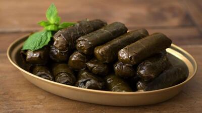 طرز تهیه‌ی دلمه برگ مو خوشمزه با نکات طلایی در پخت