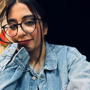 تصویر موهای روی تشک صورتی، متعلق به پرنیا است