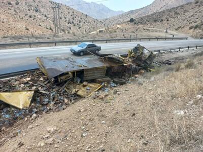 راهداران فیروزکوه در پی واژگونی تریلی حامل روغن جاده را پاکسازی کردند