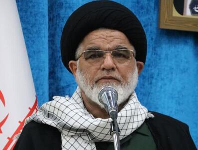 امام جمعه دهلران با لباس پاسداری در نماز جمعه حضور پیدا کرد