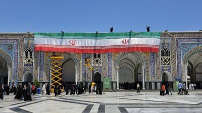 نصب پرچم ایران در حرم امام رضا(ع)