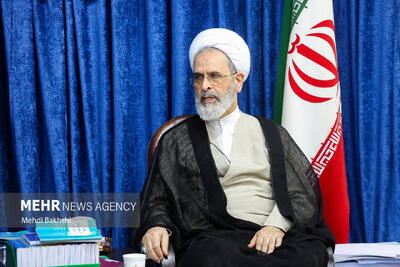 آیت الله اعرافی: مردم در کنار نیروهای مسلح ایستاده‌اند