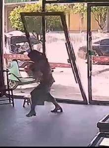 فیلم حادثه وحشتناک سقوط درب روی مادر و نوزاد
