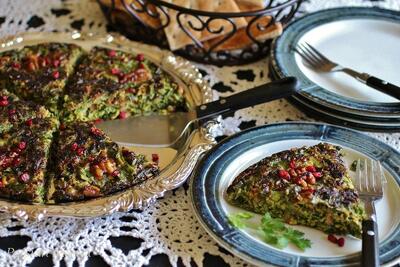 طرز تهیه کوکوی سبزی ترد و مجلسی + فیلم - سبک ایده آل