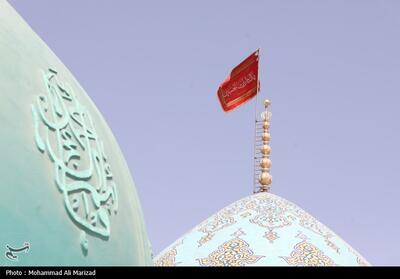 اهتزار پرچم سرخ یالثارات الحسین بر مسجد جمکران+ فیلم و عکس - تسنیم