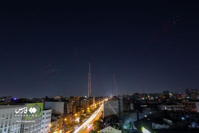 عکس/ نوربارانِ آسمان امشب تهران توسط سپاه