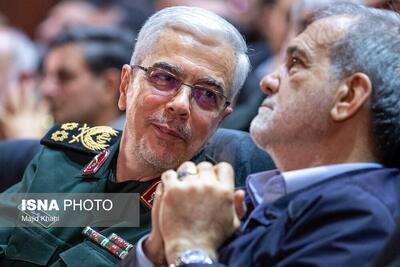عکس/ سرداران شهید حاجی زاده و باقری در کنار پزشکیان | اقتصاد24