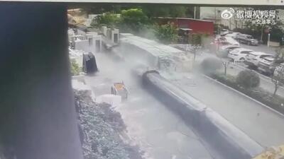 فیلم سقوط ناگهانی جرثقیل در پروژه ساختمانی