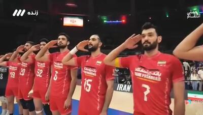 احترام نظامی اعضای تیم ملی والیبال در لیگ ملت‌ها هنگام پخش سرود ملی ایران