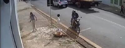فیلم اقدام خطرناک زن برای فرار از کرایه تاکسی هوشمند