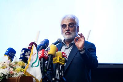 سنگ ایران را بر سینه می‌زد