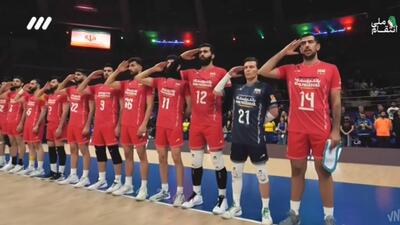 سلام نظامی بازیکنان تیم ملی والیبال ایران پیش از بازی با اسلوونی