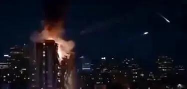 لحظه برخورد موشک سپاه پاسداران به یک ساختمان در تل‌آویو + فیلم